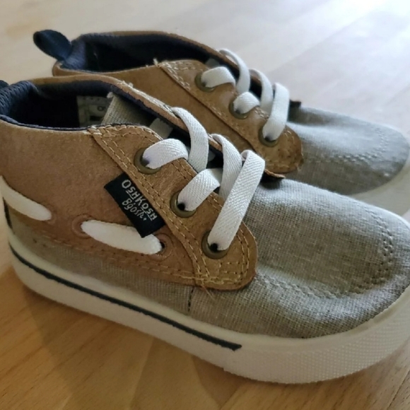 NWOT Oshkosh high top sneakers boys size 6 - Picture 1 of 2